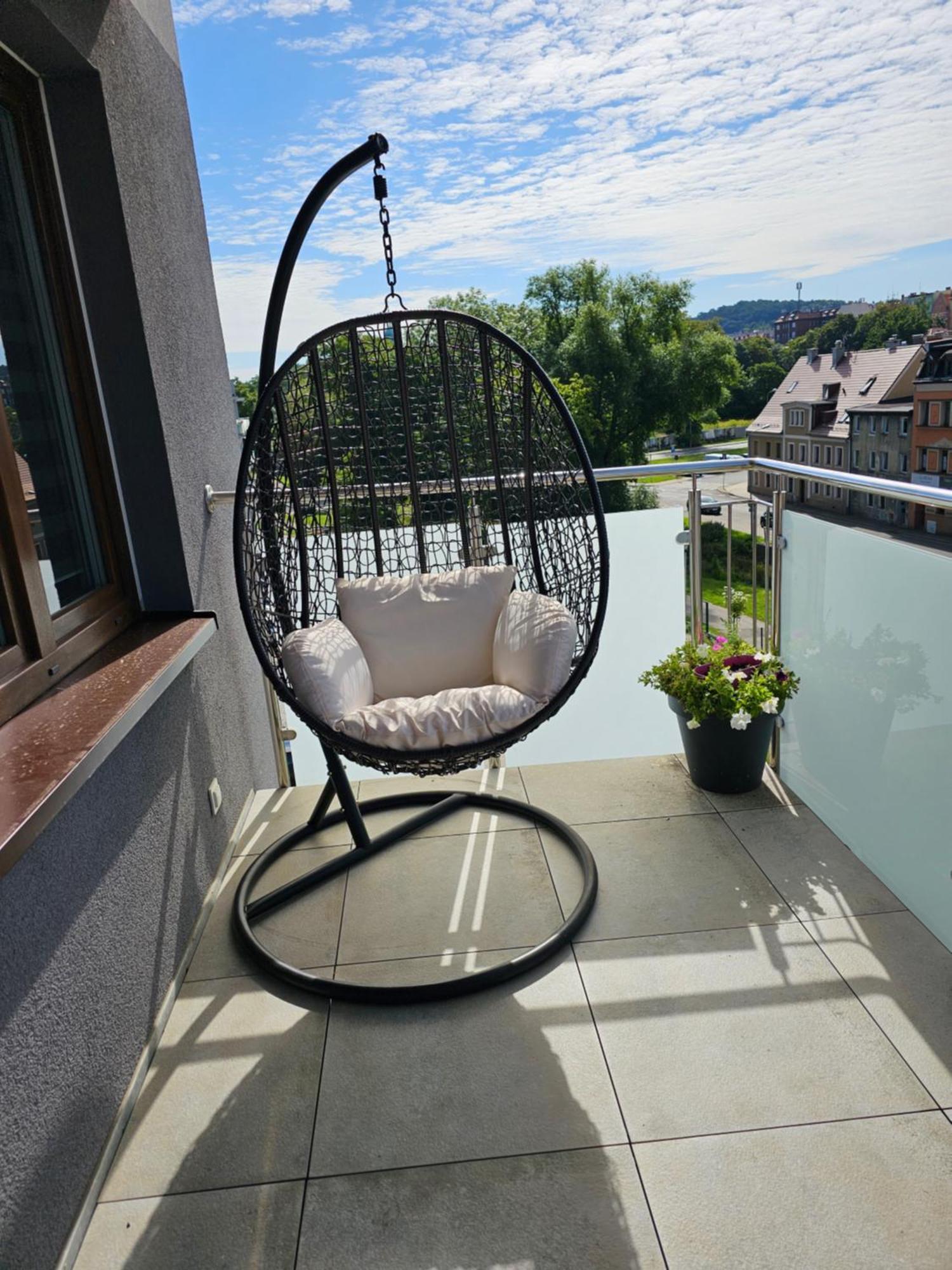 Апартаменты Apartament Flover Еленя-Гура Экстерьер фото